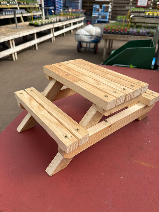 Small Wooden picnic table Pot Stand